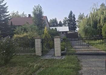 Dom wraz z zabudowaniami i ogrodem