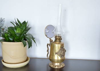 lampa naftowa mosiężna stojąca z lusterkiem