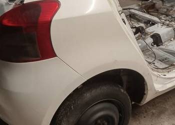 Toyota Yaris błotnik prawy,lewy.