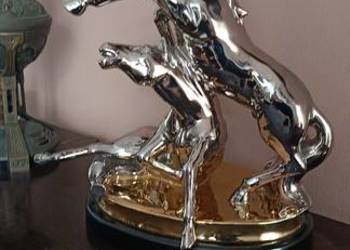 Figura porcelanowa koni