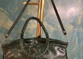 Torebka z naturalnej skóry z plecioną rączką. Na zamek, w środku podszewka