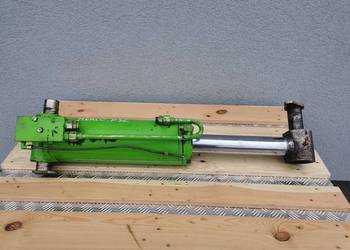 Cylinder hydrauliczny poziomowania Merlo P.... {łyżki}