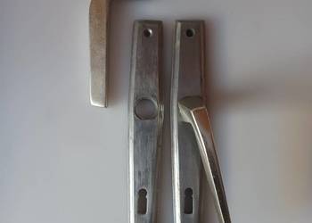 Zabytkowy komplet klamek z szyldami. PRL.