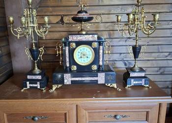 Marmurowy zegar kominkowy plus dwa kandelabry