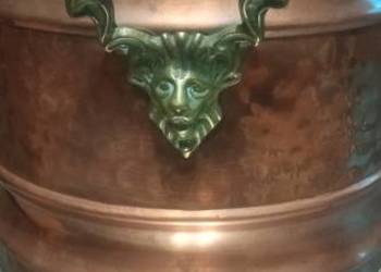 Doniczka miedziano-mosiężna z uchwytami po bokach