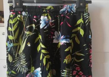 Wiskozowe spodenki w kwiaty szorty Urban Classics S NOWE