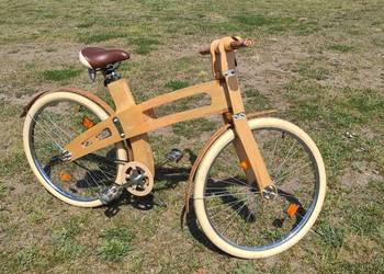 Rower miejski wykonany z drewna.