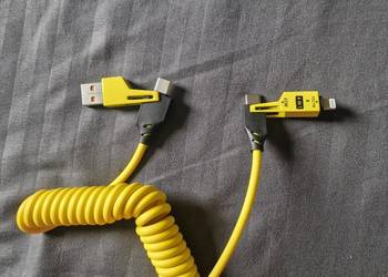 Kabel zasilający do ładowania telefony z czytnikiem lub rozciągający sie.