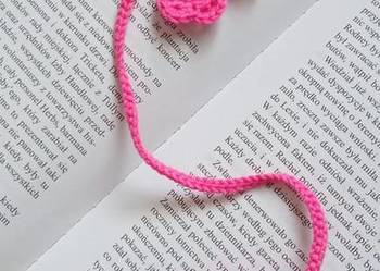 Koniczynka wykonana na szydełku, zakładka do książki