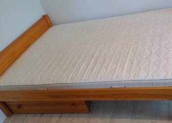 Łóżko drewniane z materacem