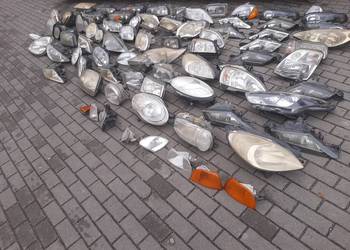 Lampy samochodowe przednie uszkodzone