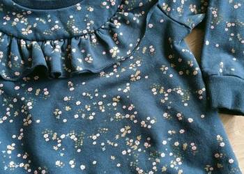 Bluza dziewczęca granatowa w kwiatki z falbanką 104
