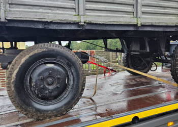 Przyczepy rolnicze wywrotki oraz sztywne.