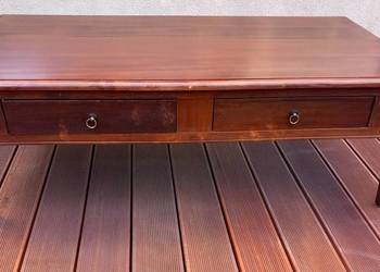 Drewniany kawowy stolik ława z dwoma szufladkami