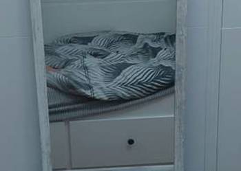 Lustro i szafka na buty z wiklinowymi koszykami