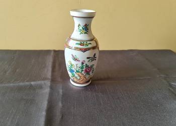 Stary, chiński wazonik porcelanowy.