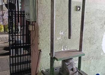 Ręczna prasa śrubowa warsztatowa