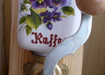 Młynek do kawy na ścianę z bratkami