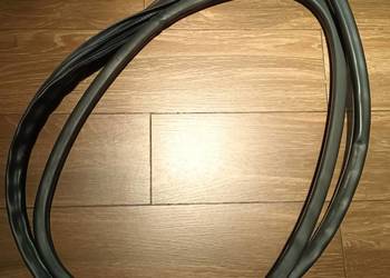 Uszczelka drzwi lewych z karoserii corolla E12 5D
