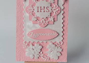 ZAPROSZENIA KOMUNIA DZIEWCZYNKA IHS W RAMCE KOKARDY B6 RÓŻ – BIEL