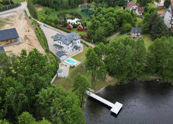 Obiekt hotelowy nad jeziorem na Mazurach.