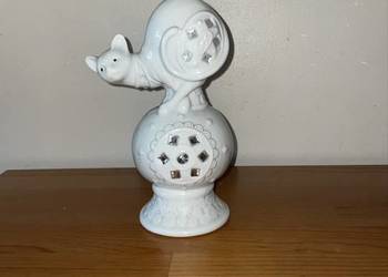 biała porcelanowa figurka