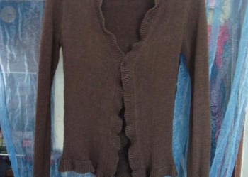 Sweterek brązowy zapinany na jeden guzik