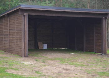 Wiata garażowa z drewnianymi ścianami Wiata garażowa z drewnianymi ścianami