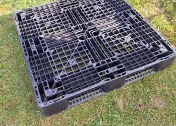Paleta plastikowa 110x110 jako podłoże do ogrodu pod drzewo mauzer itp.