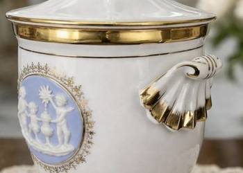 Kolekcjonerska porcelanowa bomboniera* Wedgwood,*niebieski medalion *putto