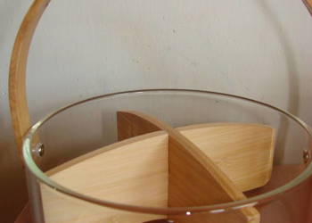 szklana miska z drewnianą przegródką