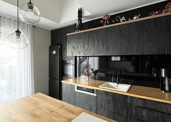 3 pokoje plus antresola, winda, garaż.