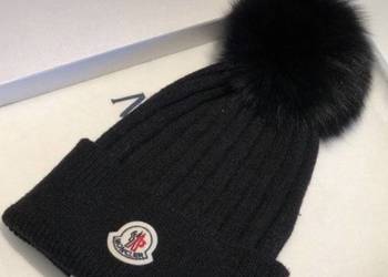 Czarna czapka z pomponem Moncler