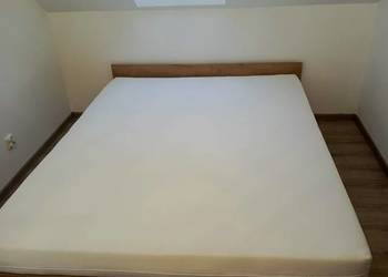Łóżko z materacem