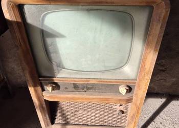 Zabytkowy telewizor lampowy prl