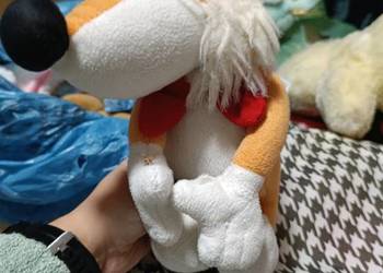 Pluszak przedstawia Ferdi Fuchsa, maskotkę niemieckiej marki wędlin dla dzi