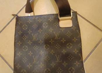 Torebka skórzana w monogramy fason listonoszka i na ramię