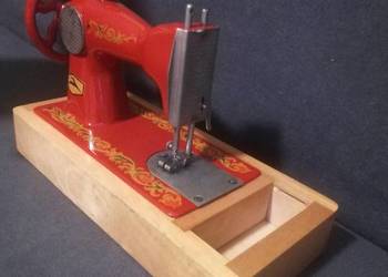ZABYTKOWA MASZYNA DO SZYCIA Z LAT PRLU ZABYTKOWA MASZYNA DO SZYCIA Z LAT PRLU