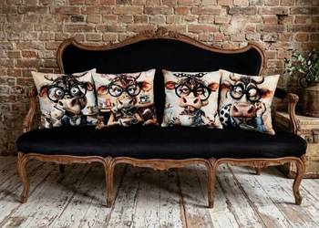 Stylowa sofa vintage z poduszkami dekoracyjnymi – loft,