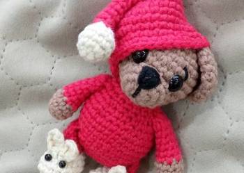 Miś w piżamce wykonany na szydełku