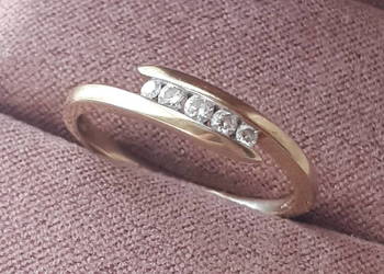 Złoty pierścionek z 5  brylancikami