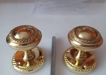 Komplet klamek gałek mosiężnych, obrotowych.