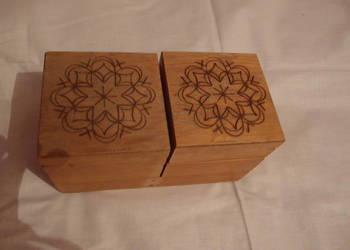 Drewniana skrzyneczka szkatułka np na nici guziki biżuterię Rękodzieło