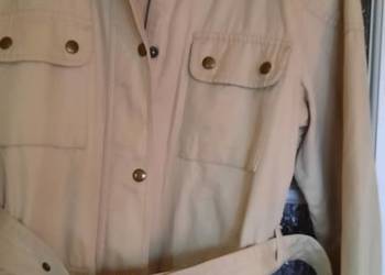 Wiosenna jasna kurteczka lekko ocieplana, ze stójką.