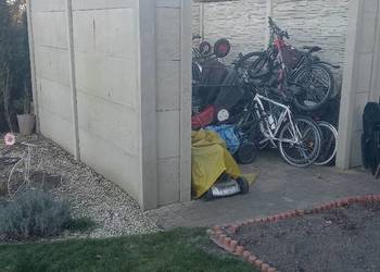 Garaz z płyt betonowych.