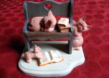 KOT - Młode koty i książki 9 x 10 x 7 cm Stara figurka z drewna i masy