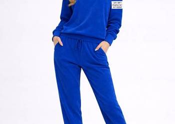 Dres damski welurowy z długim rękawem i naszywkami niebieski