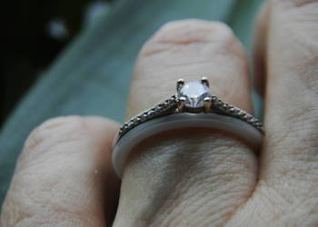 Cudny pierścionek srebro pozłacane na ceramice