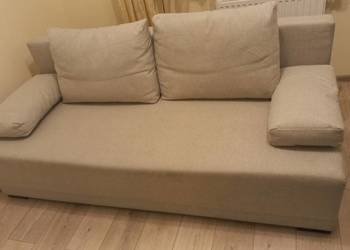 Kanapa rozkładana z pojemnikiem na pościel i poduchami