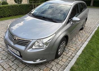 Toyota Avensis 1.8 Kombi (2009) – pewna, 2 komplety kół (zimówki 2025)